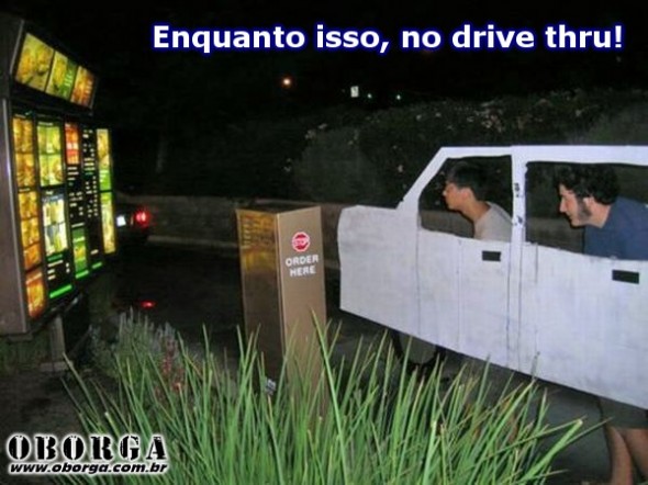 Enquanto isso, no drive thru!