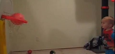 Garotinho bom no Basquete