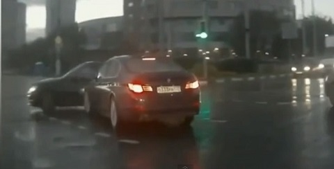 De onde esse carro apareceu?